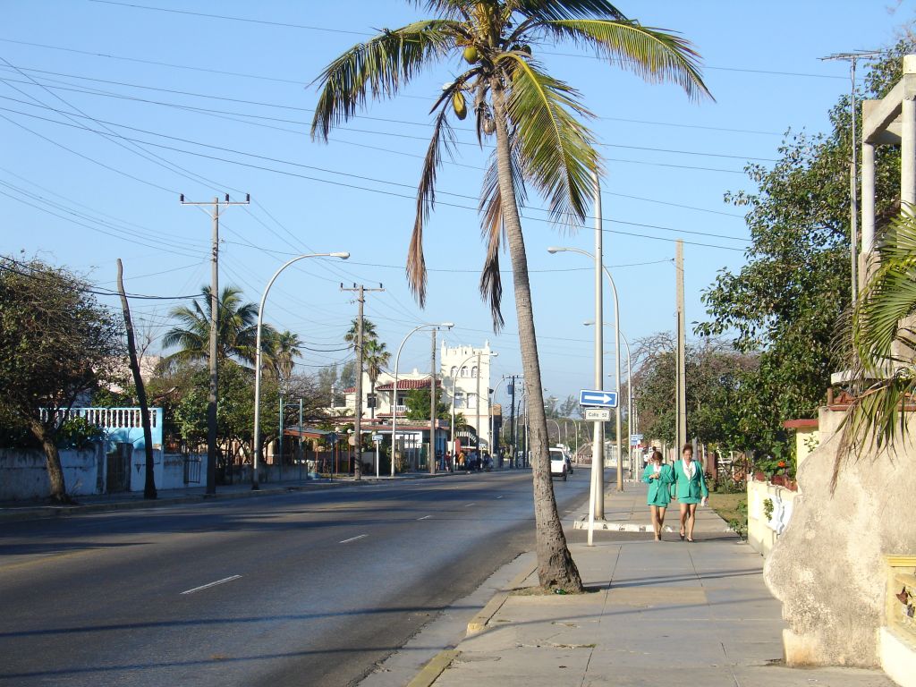 Am Sonntagmorgen war die Hauptstraße von Varadero Ort leer.<br />Das Gebäude mit dem Turm im Hintergrund ist mein Hotel.
