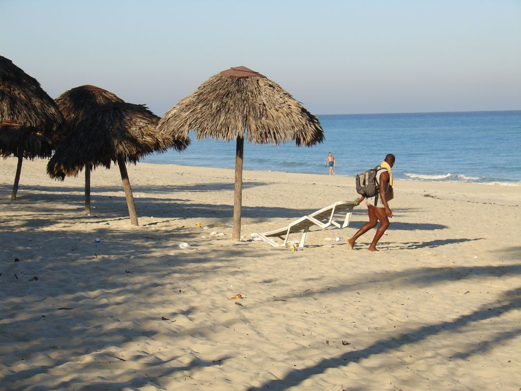 Am Morgen war der Strand noch ziemlich leer. Die großen Hotels sind aber auch alle weit weg vom Ort Varadero.