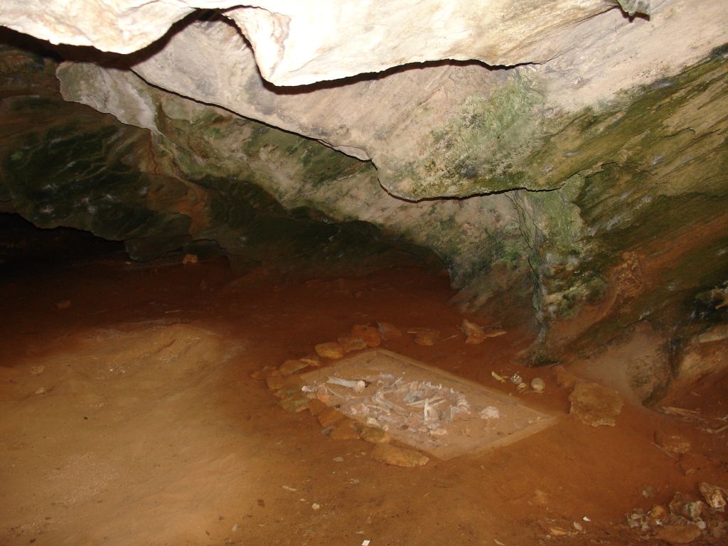 In einer Höhle hat man hier mehrere tausend Jahre alte Menschenskelette ausgegraben - angeblich Muslime, daher der Name des Naturlehrpfades 'Sendero Musulmanes'.