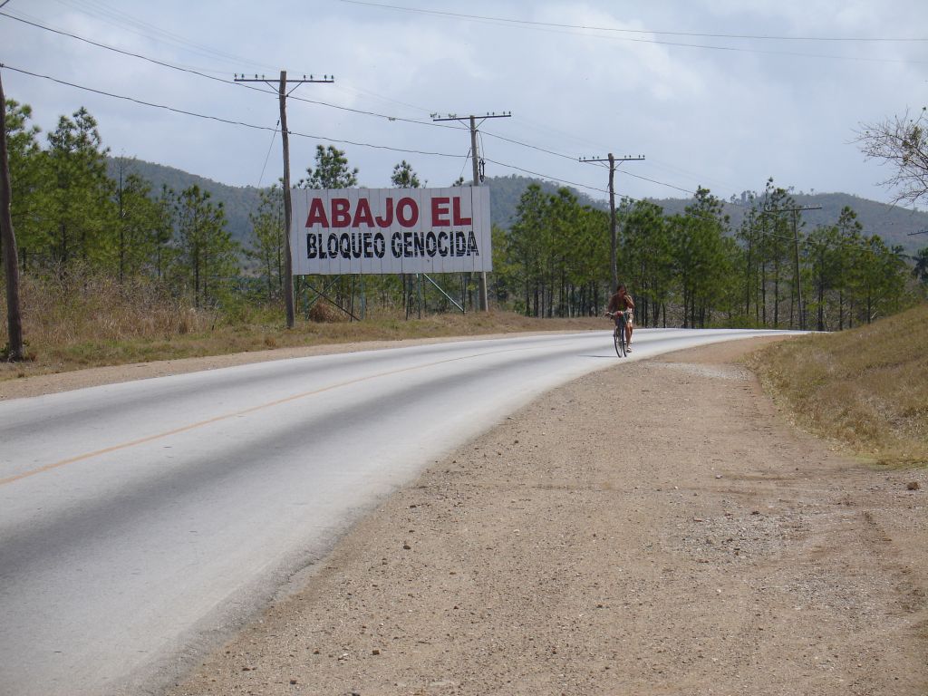 Der US-Boykott von Kuba wird von der Regierung für alle Missstände verantwortlich gemacht. Der Text auf dem Plakat heißt: 'Nieder mit der völkermordenden Blockade' [der USA gegen Kuba].