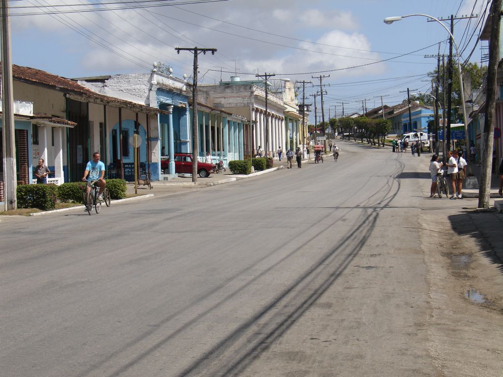 Camajuani ist eine typische kubanische Kleinstadt mit vielen Häusern im Kolonialstil mit Säulen.