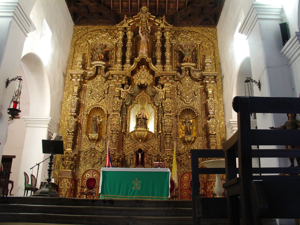 Der Altar der Kirche ist komplett vergoldet, seit in den vierziger Jahren ein kubanischer Millonär entdeckte, dass seine Vorfahren aus Remedios stammten und die Renovierung der Kirche finanzierte.