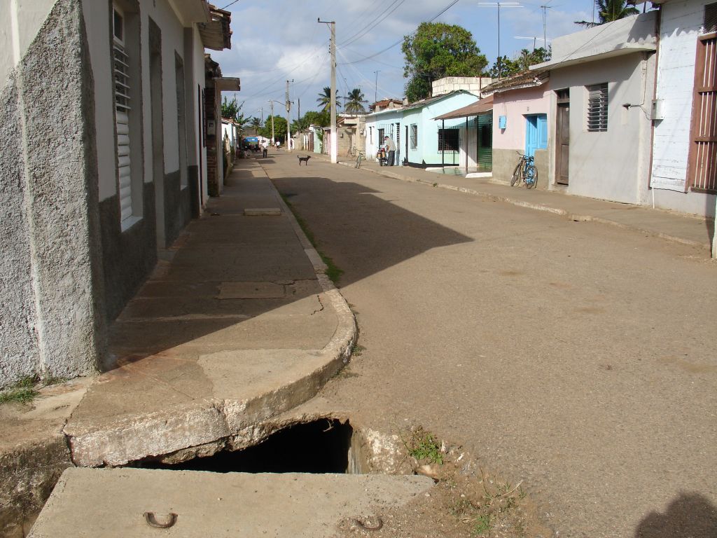 Fast alle kubanischen Städte haben Kanalisation - sowas gibt es nicht in allen EntwicklungslÃ¤ndern! Da diese meist unter dem Gehsteig verläuft, muss man vor allem an Kreuzungen aufPassen, dass man nicht in die oft großen Löcher fällt.
