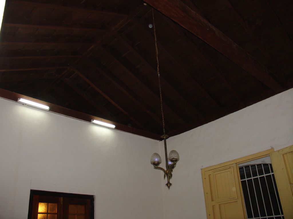 Die Decke des Zimmers war zugleich der Dachstuhl aus Zedernholz. Das Zimmer war etwa vier Meter hoch. Da die Wand nicht bis zur Decke durchging, war es relativ hellhörig im Haus.