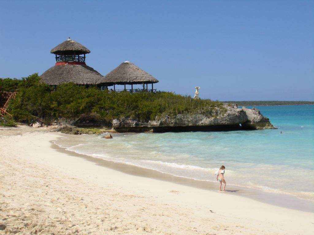 Am Strand von Las Brujas gibt es ein schönes Hotel, hier das Restaurant mit Aussichtsplattform.