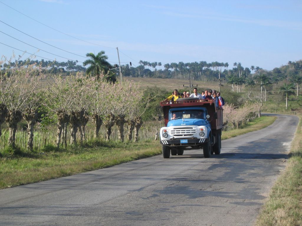 Weil es auf Kuba Probleme mit dem Transport gibt, werden LKWs für den Transport von Personen benutzt, die dann dichtgedrängt auf der Ladefläche stehen.