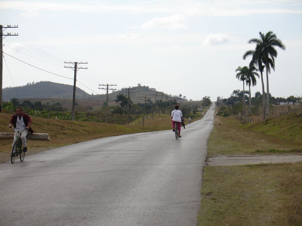 Die Carretera Central ist die große Ost-West-Verbindung durch Kuba. Wie man sieht, kommen hier wenige Autos vorbei, und das Fahrrad ist das wichtigste Verkehrsmittel.