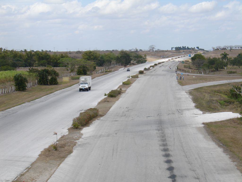 Auch die Ost-West-Autobahn durch Kuba ist nicht sehr stark befahren. Außerhalb großer Ortschaften fahren auf der Autobahn oft fast so viele Fahrräder und Pferde- oder Ochsenwagen wie Autos.