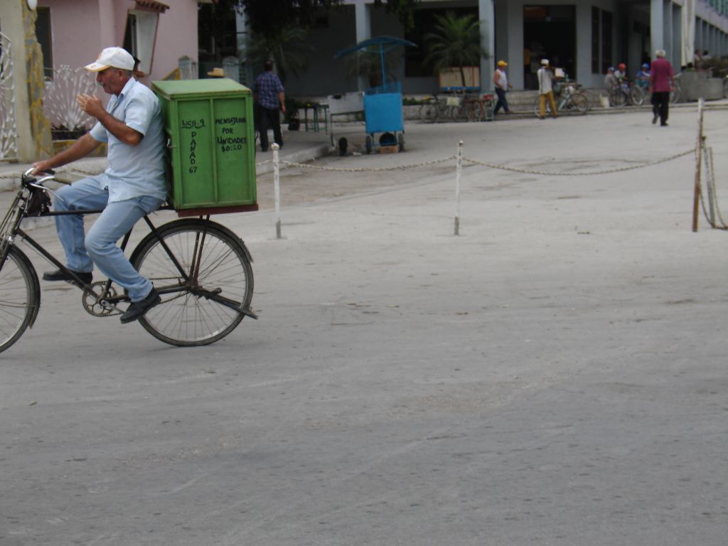 Brot wird oft von Händlern verkauft, die per Rad durch die jeweiligen Stadtviertel fahren.