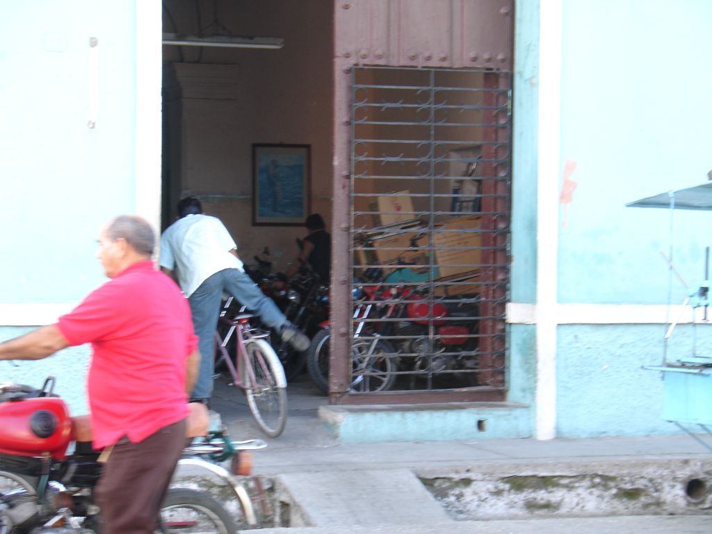 Rund um die Innenstadt gibt es wie in vielen kubanischen Städten Fahrradparkhäuser, wo man sein Rad gegen eine Gebühr bewacht abstellen kann.