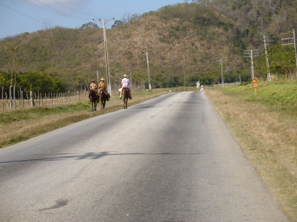 Bauern sind oft per Pferd unterwegs. Für die Reiter gibt es einen Pfad auf jeder Seite der Straße.