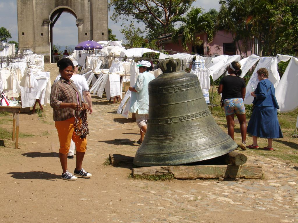 Auf dem Weg zum Turm des Anwesens kam man durch viele Andenkenstände, vor allem bestickte Tücher gab es.<br />Die Glocke hing früher im Turm, um die Sklaven von den Feldern nach Hause zu rufen.