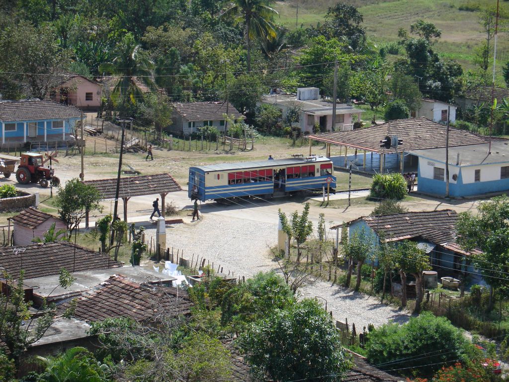 Ein Zug steht im Bahnhof. Der Zug ist eher ein Bus auf Schienen als ein Zug im eigentlichen Sinn mit Lokomotive und Wagen.