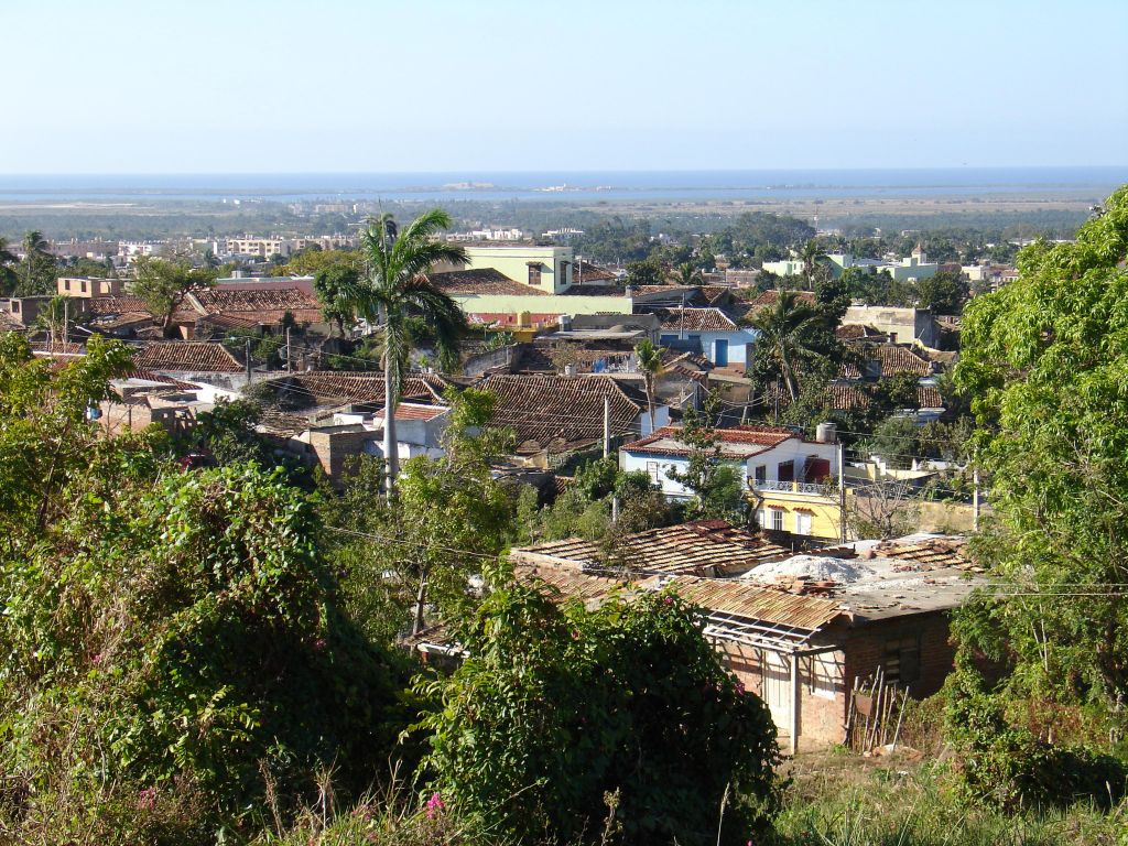 Blick über Trinidad zur Küste, wo die Halbinsel Ancón auf einem Korallenriff liegt.