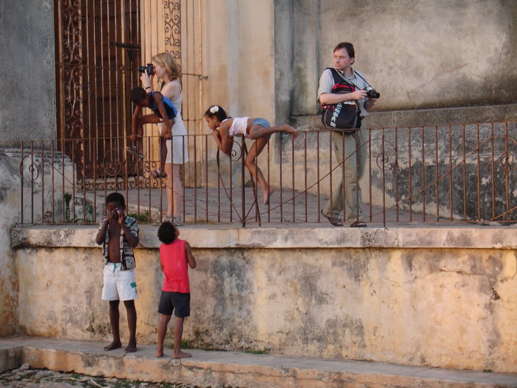 Der Junge links unten macht die fotografierenden Touristen nach.