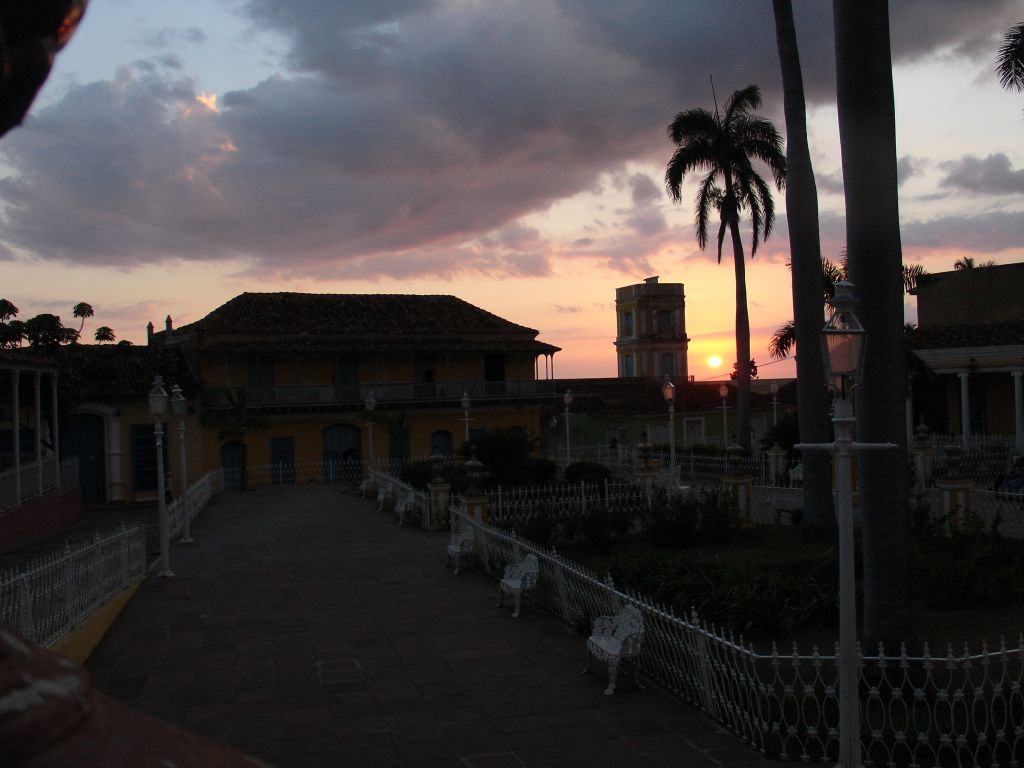 Der zentrale Platz von Trinidad bei Sonnenuntergang.