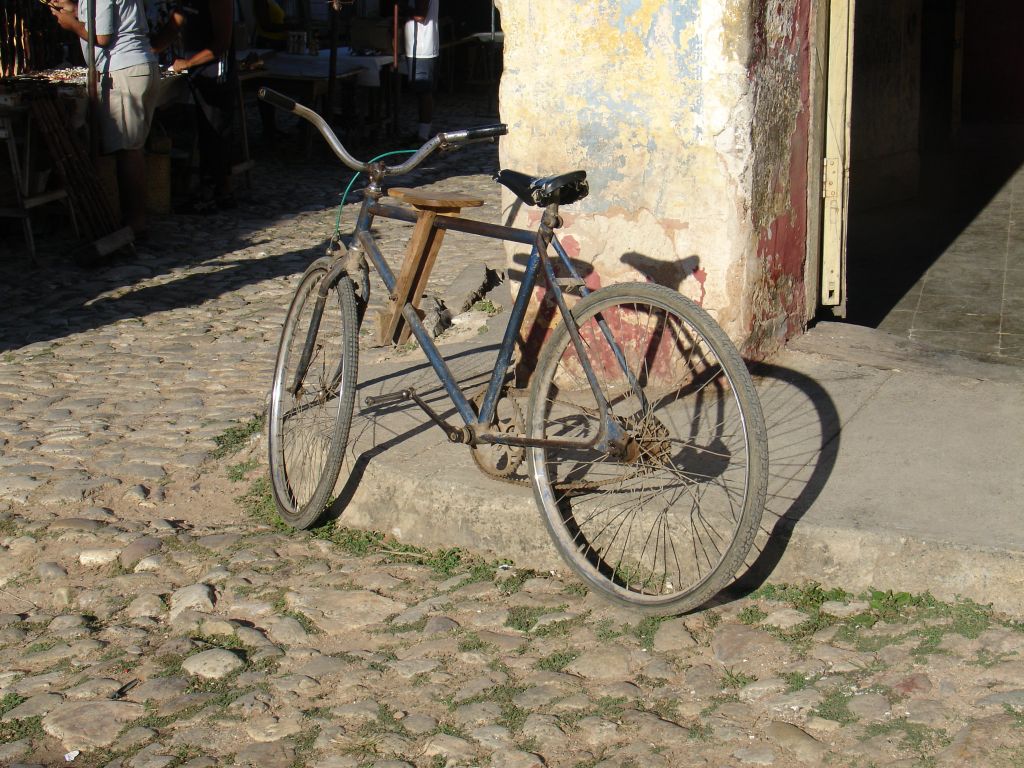 Das Fahrrad ist ein Alltagstransportmittel, und weil es normalerweise keinen Ständer hat, lehnt man es gegen die Gehsteigkante. Um eine zweite Person zu transportieren, gibt es oft einen Holzsitz über dem Oberrohr.