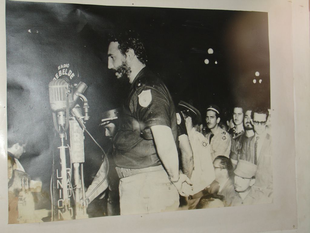 EIn Foto von Fidel Castro aus der Zeit der Revolution bei einer Rede.