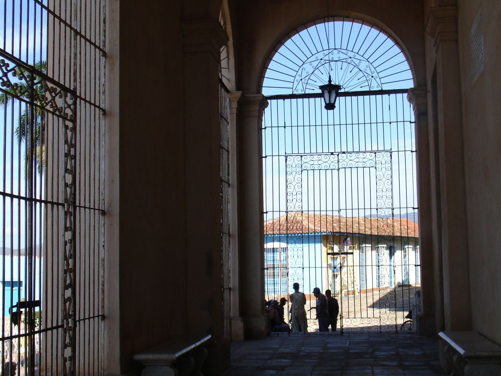 Der Eingang der Kirche Santissima Trinidad ist mit schönen schmiedeeisernen Gittern geschmückt.