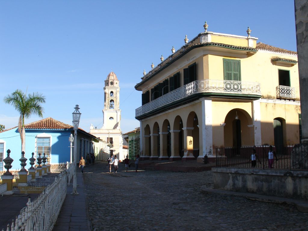 Das Museo Romántico auf der rechten Seite ist ein Haus, das im 19. Jahrhundert das Wohnhaus einer Zuckerbaronfamilie war.