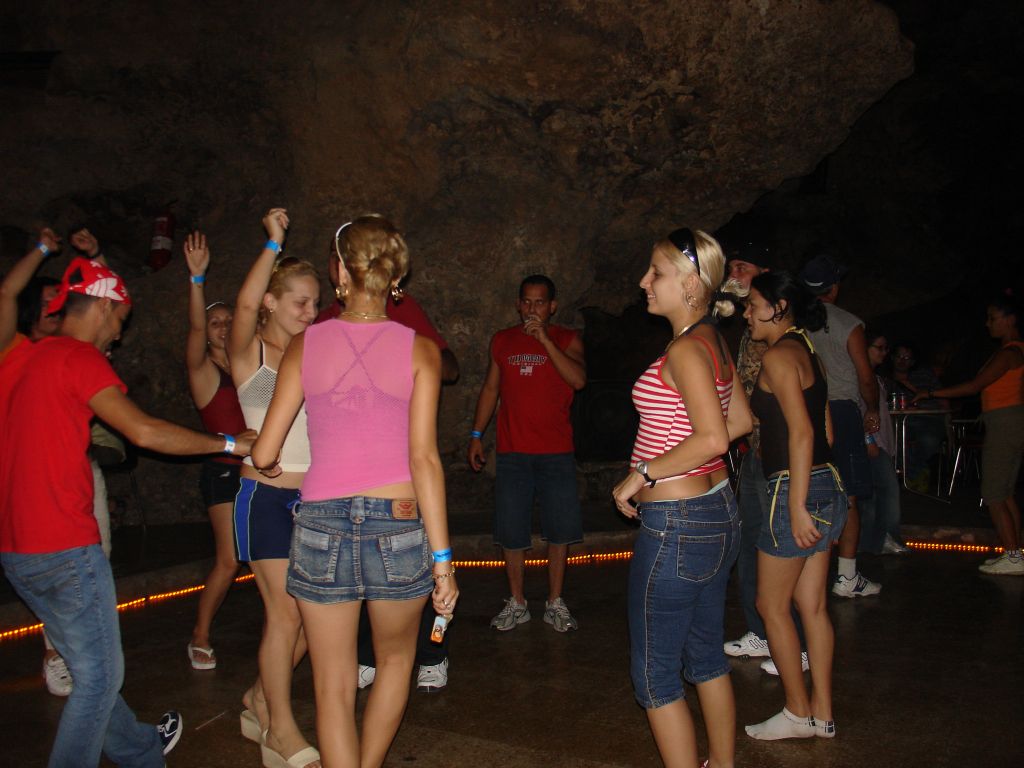 Den Abend habe ich in der Disko 'la Cueva' verbracht, die sich in einer großen Höhle befindet.