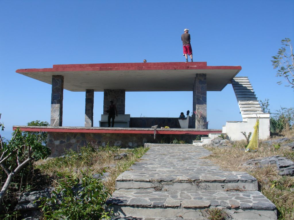 Der Aussichtspunkt hatte kein Geländer. In Kuba vertraut man darauf, dass die Besucher vernünftig genug sind, nicht über den Rand zu treten.