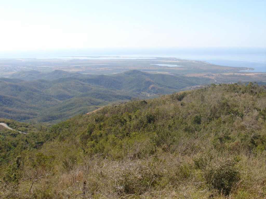 Vom Aussichtspunkt aus hat man einen Blick auf die Küste und die Korallenhalbinsel Ancón. Am linken Bildrand sieht man Trinidad.