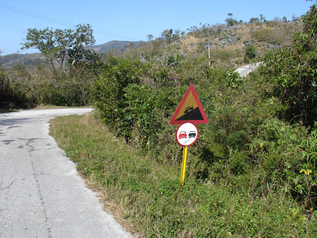 Auf den nächsten Kilometern läuft die Straße ständig auf und ab.