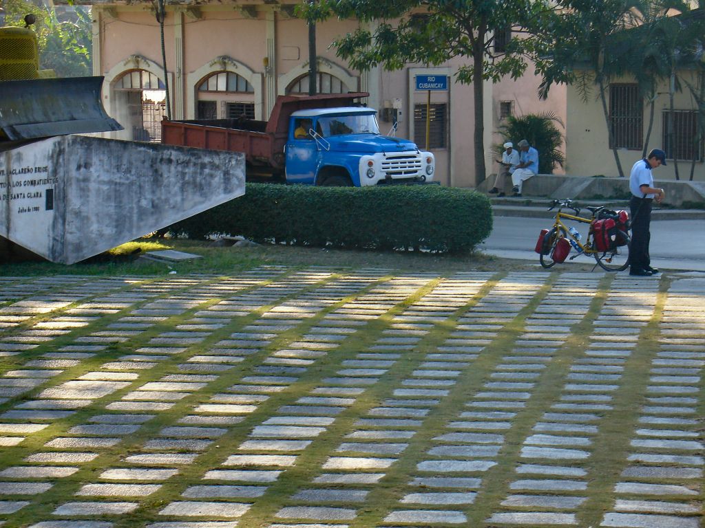 In Santa Clara fand einer der letzten Kämpfe der kubanischen Revolution statt: Ein Guerillakommando unter der Führung von Che Guevara überfiel einen gepanzerten Truppenzug.<br />Ich habe hier mein bepacktes Fahrrad bei einem Polizisten abgestellt, der das Denkmal bewachte.
