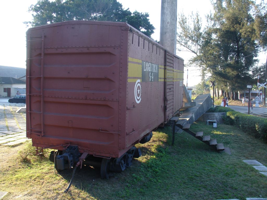 Die Wagen des Panzerzuges wurden von den Guerilleros mit Betonstreben zum Entgleisen gebracht.