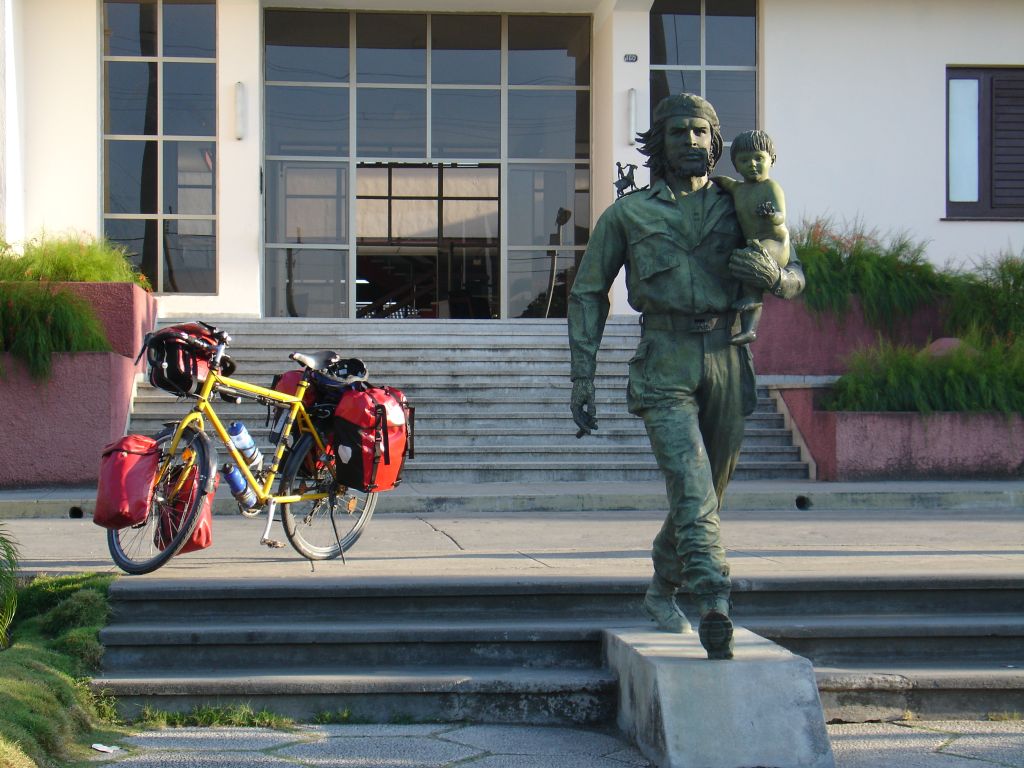 Che Guevara hat als Argentinier keine kubanische Heimatstadt. Die Stadt Santa Clara hat ihn aber als ihren Sohn adoptiert. Vor dem Eingang eines Universitätsinstituts steht eine Statue von Che.