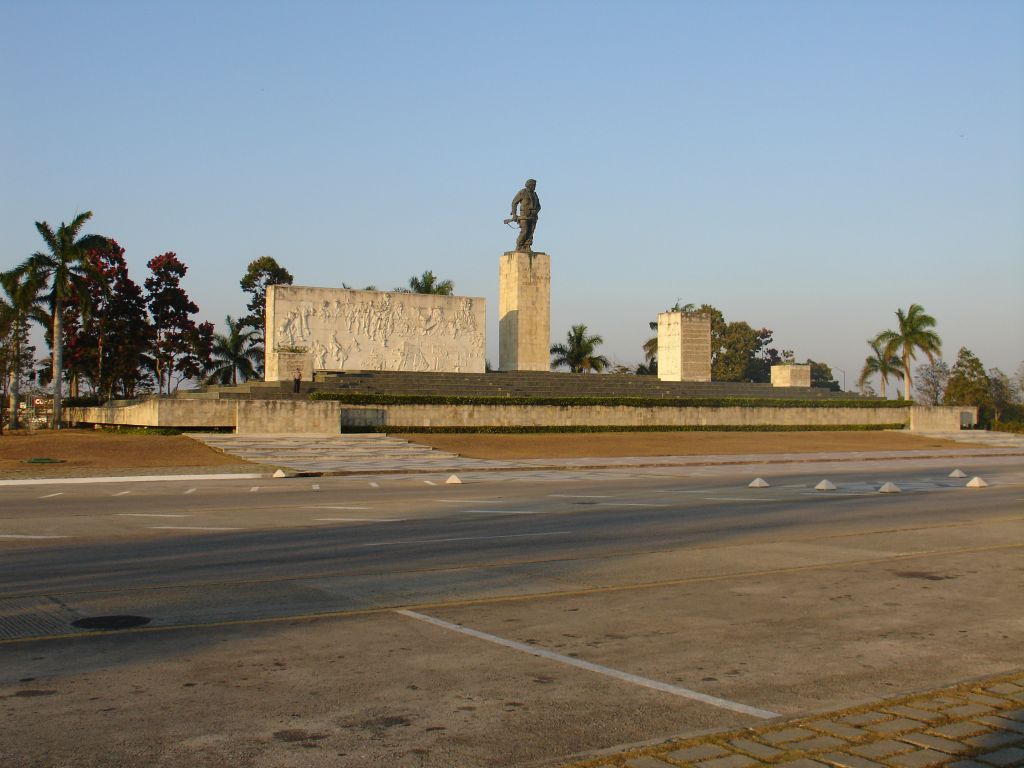 Die Che-Statue und das Mausoleum befinden sich an der riesigen Plaza de la Revolución.<br />Die Größe der ganzen Anlage erkennt man an dem Mann, der links auf der Tribüne steht.