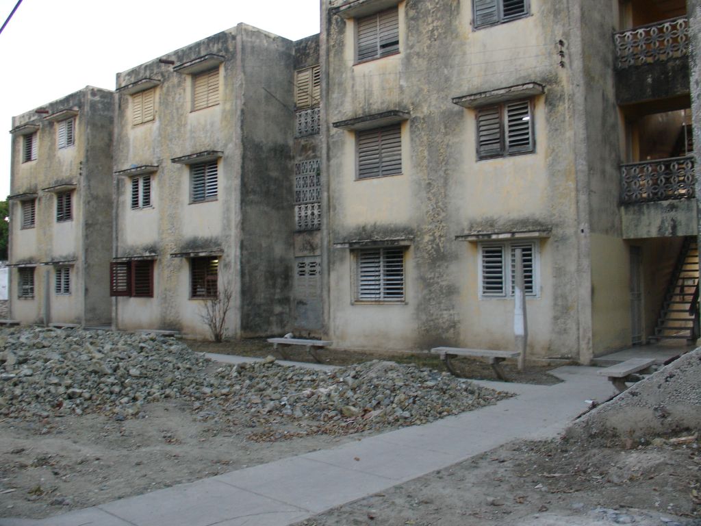 In einer Erdgeschosswohnung dieses Wohnblocks hatte ich ein Zimmer in einer Casa Particular in Holguín.