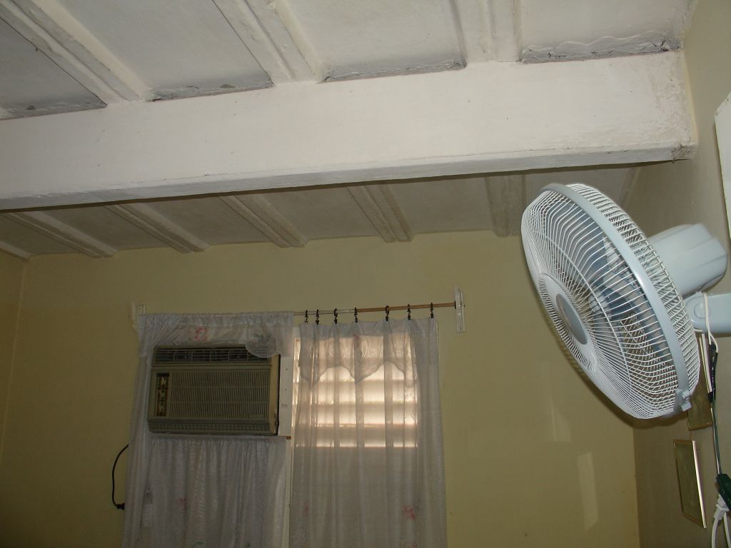 Die Zimmerdecke bestand aus einfachen Betonformteilen, die angestrichen waren. Man sieht auch Klimaanlage und Ventilator.