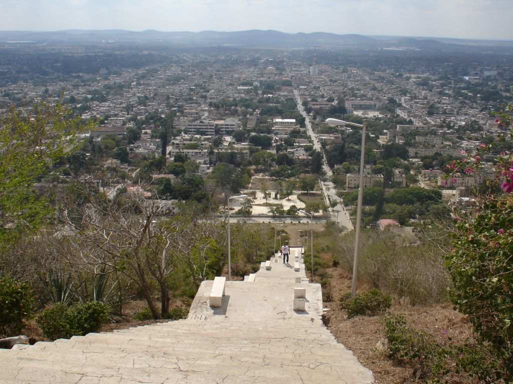 Von oben hat man einen guten Blick auf die Treppe und die Stadt Holguín mit vielen Parks.<br />Hinter der Stadt sieht man die Hügel, in die ich am Nachmittag gefahren bin.