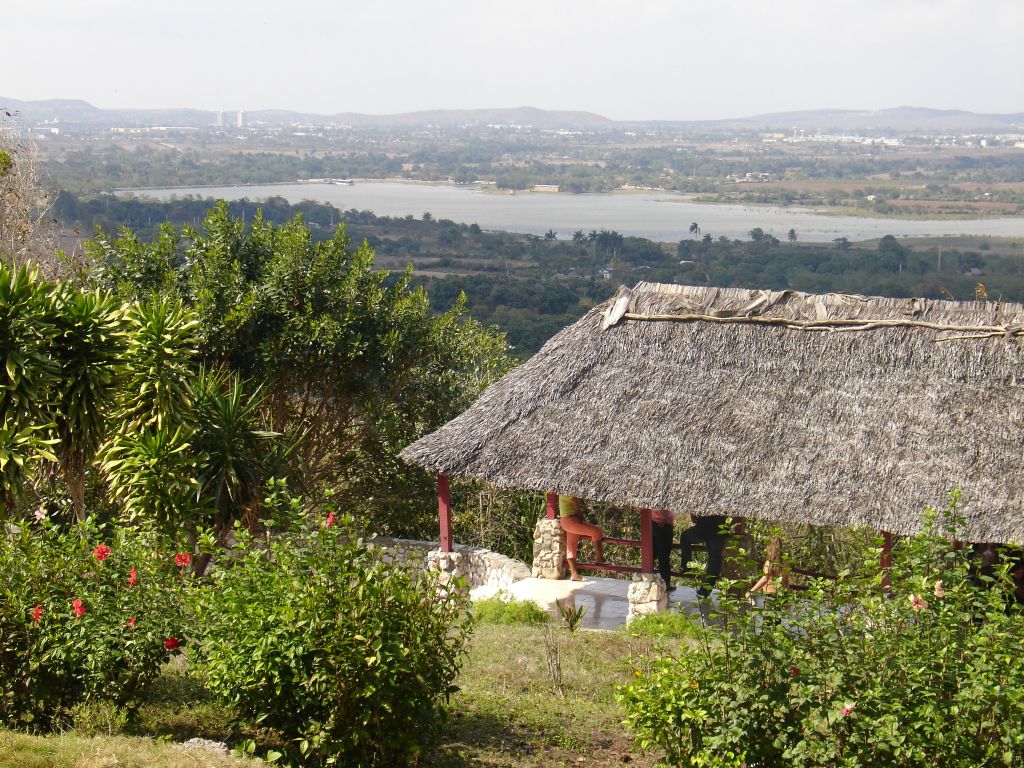 Südlich der Stadt Holguín gibt es den Aussichtspunkt 'Mirador de Mayabe', von wo man einen Blick auf einen See und dahinter die Stadt hat.