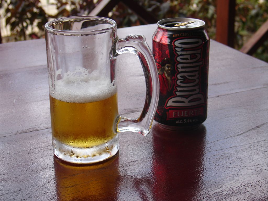 Das eine der kubanischen Biere, die es für Devisen gibt, ist 'Bucanero' ('Pirat'), das etwas kräftiger schmeckt. Das andere ist in einer grünen Dose und heißt 'Cristal'.