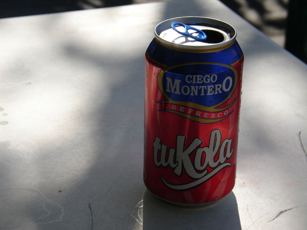Die bessere der beiden kubanischen Cola-Sorten heißt 'Tu Kola', 'Deine Cola'.<br />Coca-Cola und Pepsi-Cola gab es bis vor einigen Jahren aufgrund des US-Embargos nicht. Inzwischen bekommt man aber gelegentlich Coca-Cola, die über Mexiko importiert wird. Das 'Cuba Libre' (Cola mit Rum) wird normalerweise mit 'Tu Cola' gemacht.