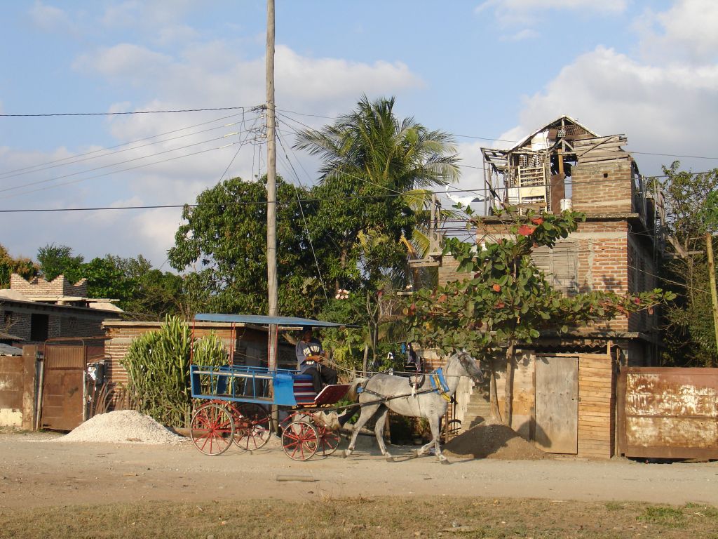 Ein so gebautes dreistöckiges Haus entspricht nicht ganz deutschen Bauvorschriften. Aber in Kuba ist das normal.