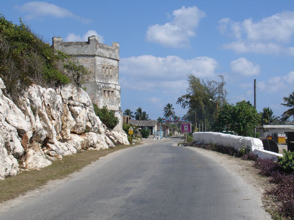 An der Ortseinfahrt von Gibara gibt es einem Befestigungsturm.