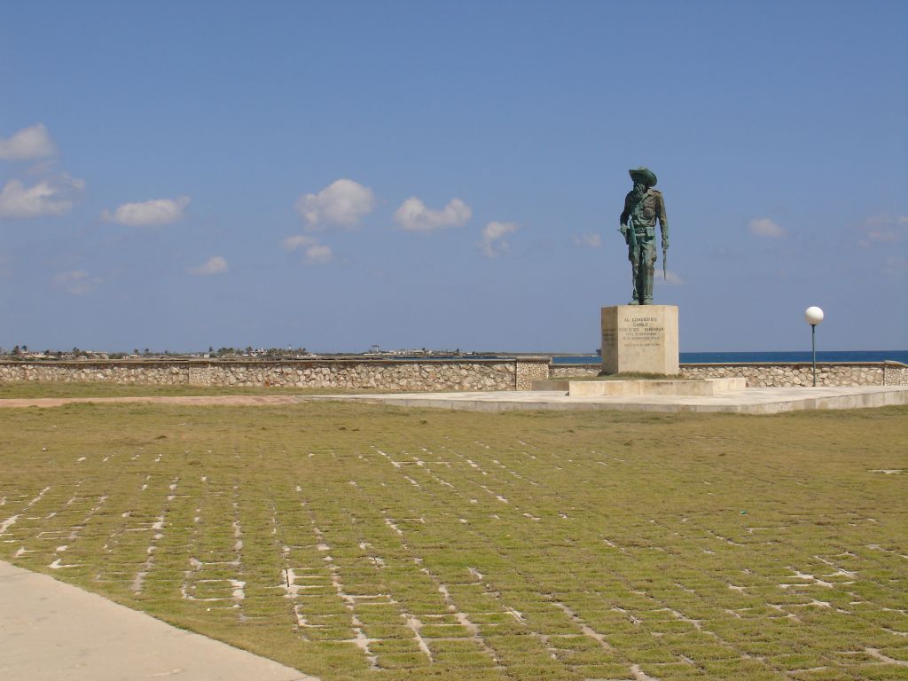 Die Plaza de la Revolución in Gibara hat eine große Statue von Camilo Cienfuegos, einem Revolutionär.