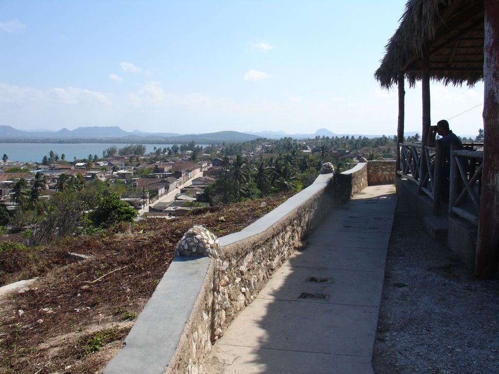 Im oberen Teil des Ortes gibt es einen Aussichtpunkt, von wo man einen guten Blick über die Stadt und das Meer hat.