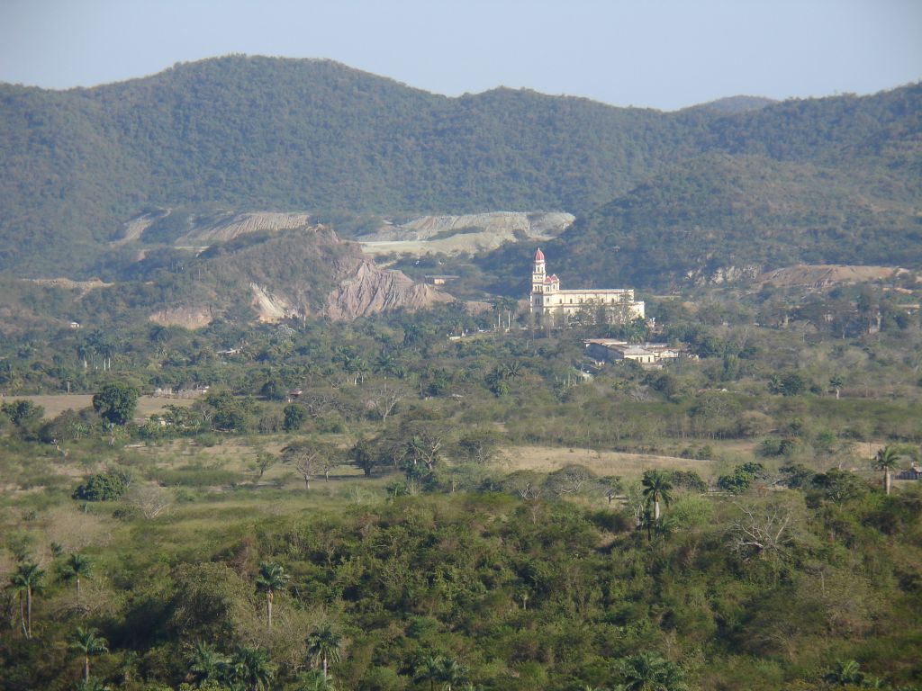 Die Kirche 'Caridad del Cobre' (Wohltätigkeit des Kupfers) ist eine der bekanntesten Wallfahrtskirchen Kubas. Sie hat ihren Namen vom Kupferbergwerk, das sich nebenan befindet.
