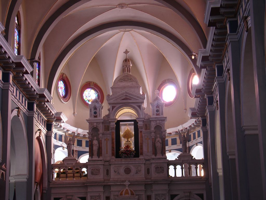 Oben am Altar befindet sich die Jungfrau der Wohltätigkeit, die Schutzpatronin Kubas.