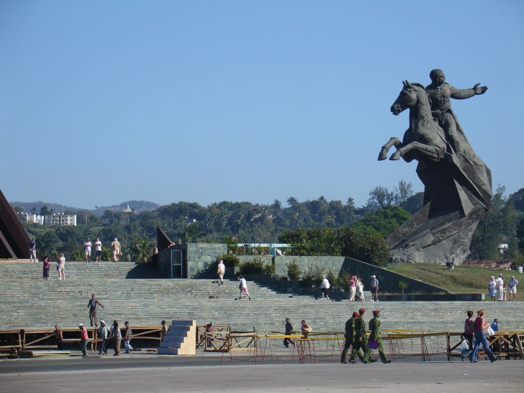 An der Plaza de la Revolución in Santiago ist ein großes Denkmal für Antonio Maceo, einen Führer des Unabhängigkeitskampfes der Kubaner gegen die spanische Kolonialherrschaft Ende des neunzehnten Jahrhunderts.