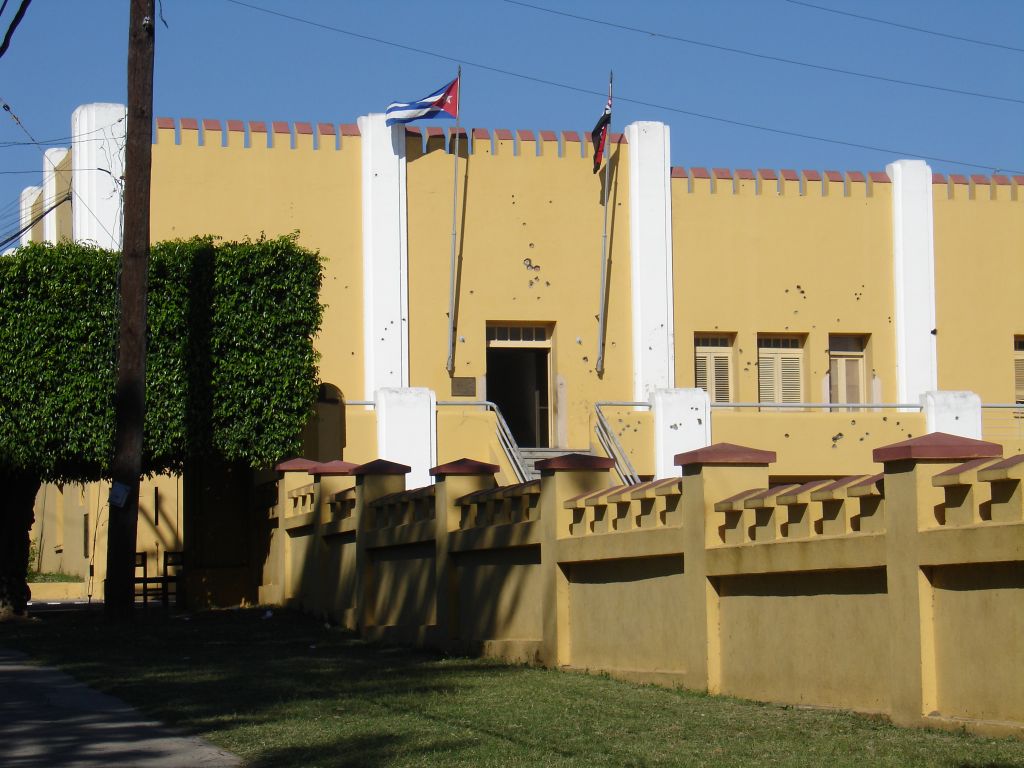 An der Wand der Kaserne sieht man Einschusslöcher des Angriffs.