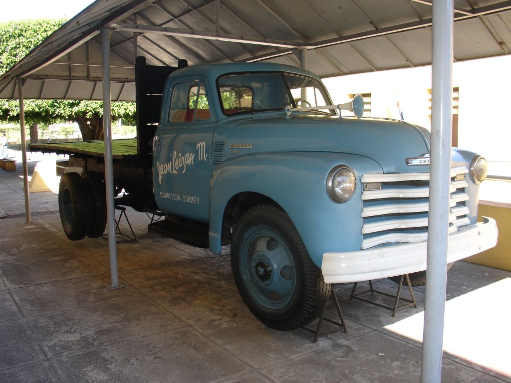 Dies ist einer der LKWs, der von den Rebellen auf der Fahrt zum Angriff auf die Moncada-Kaserne 1953 benutzt wurde.<br />Er sieht moderner aus als viele LKWs, die heute auf kubanischen Straßen fahren.