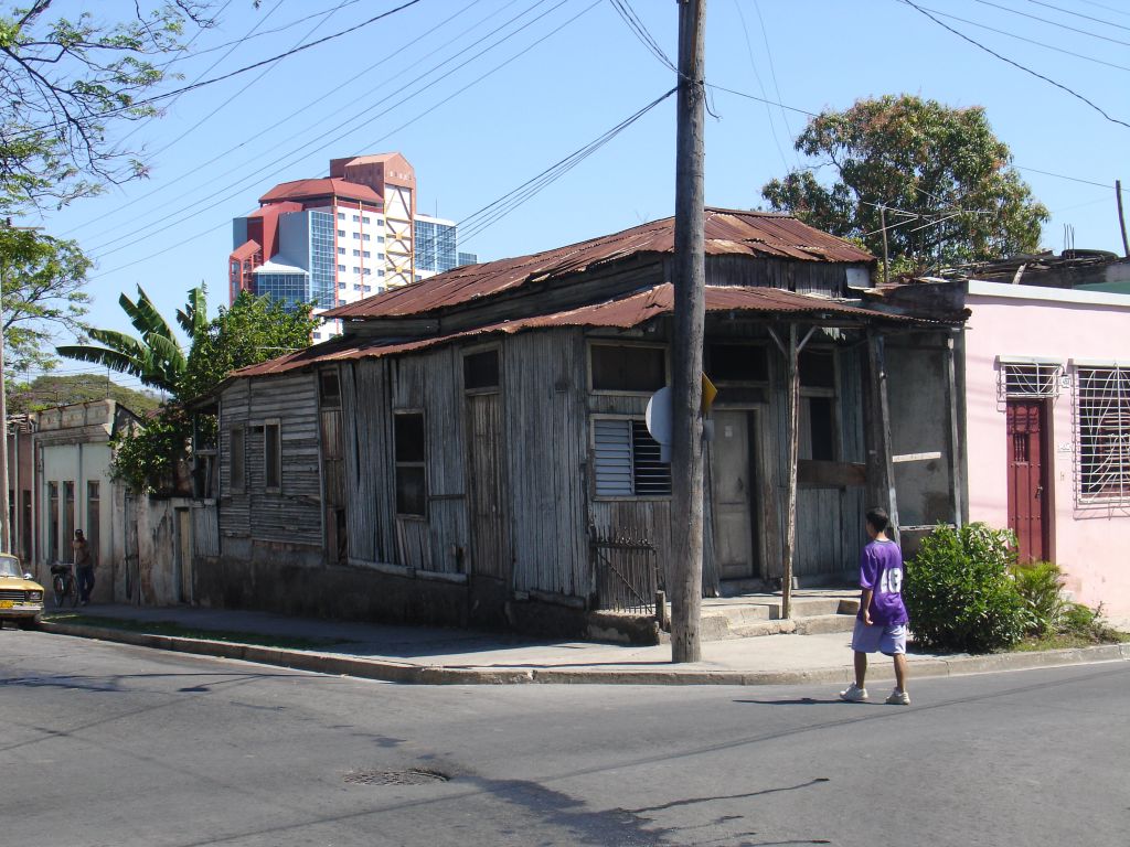 Santiago ist eine Stadt mit einfachen Bretterhütten, aber auch modernen Hochhäusern.