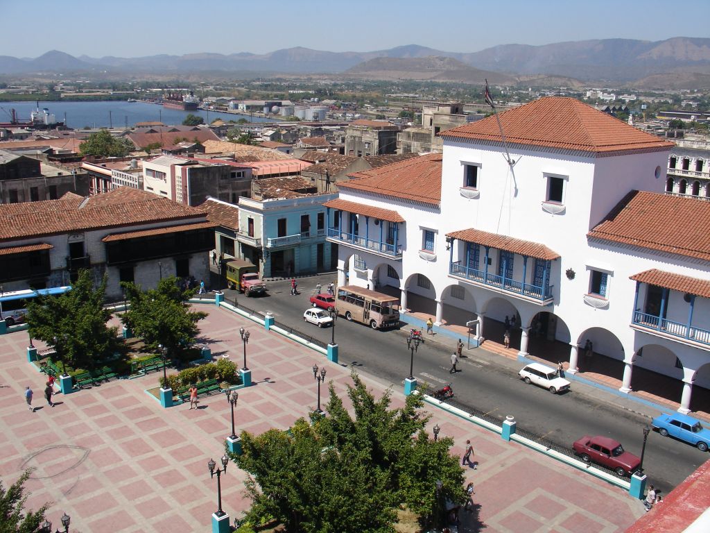 Der Parque Céspedes ist der zentrale Platz Santiagos. Rechts sieht man das Rathaus, links das Museum 'Museo del Ambiente Cubano', das koloniale Einrichtungen zeigt. Im Hintergrund die Meeresbucht mit dem Hafen.