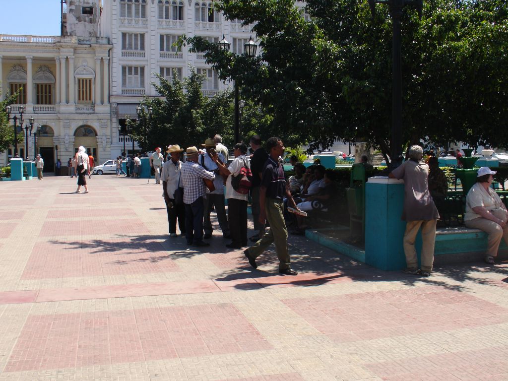 Auf dem zentralen Platz der Stadt spielen ständig Musikgruppen, um von Touristen Geld zu bekommen.